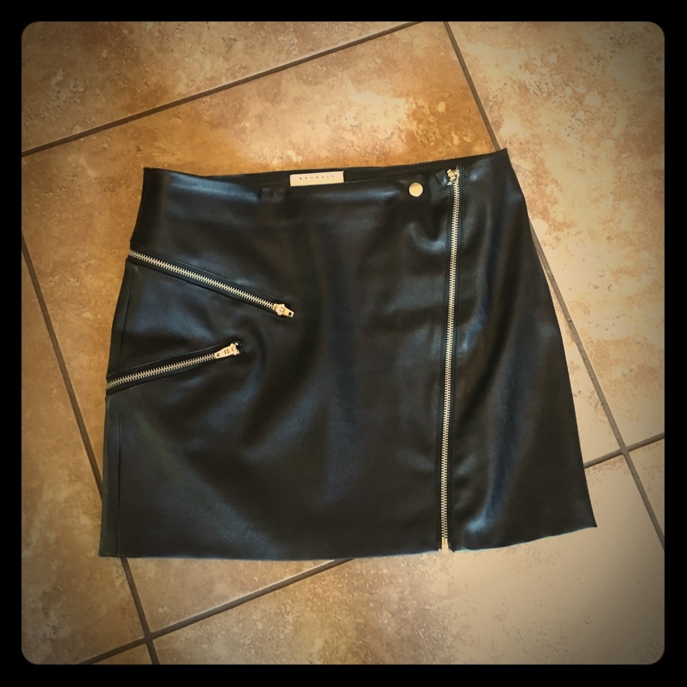 Black zipper skirt